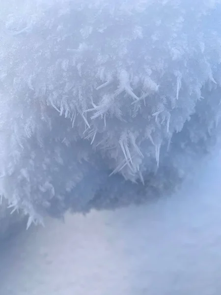 雪玉の質感の垂直クローズアップショット — ストック写真