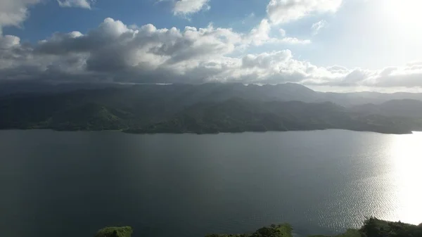 Ein Landschaftsbild Von Einem Ruhigen See Mit Bergen Hintergrund Sonnenlicht — Stockfoto