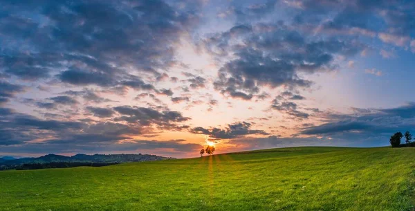 Paisaje Prados Verdes Bajo Cielo Dramático Puesta Sol Para Papel — Foto de Stock