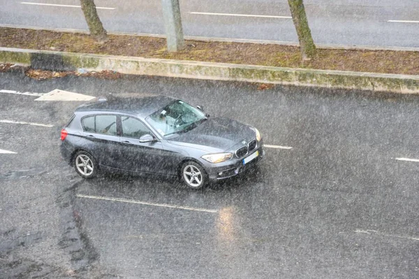 宝马汽车制造商的汽车在里斯本市中心的路上行驶 下了很多雨 — 图库照片