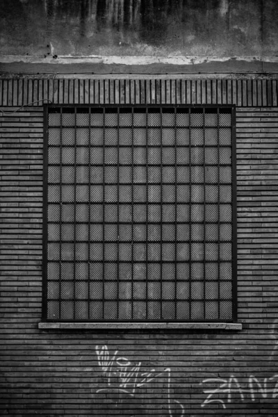 Eine Graustufenaufnahme Eines Baufensters Mit Gittern — Stockfoto