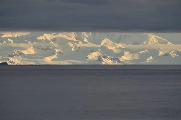 Una Vista Aérea Del Mar Con Playa Cubierta Nieve Antártida — Foto de Stock