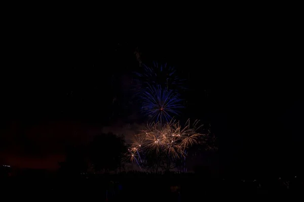 Eine Schöne Aufnahme Explodierender Bunter Feuerwerkskörper Nachthimmel Über Dem Heaton — Stockfoto