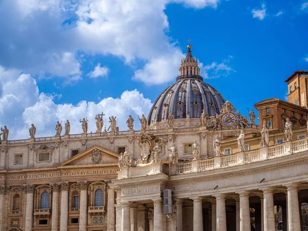 Alacsony Látószögű Kilátás Basilica San Pietro Olaszország — Stock Fotó