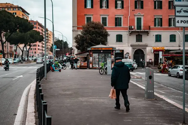 イタリアのローマで昼間通りを歩いている男 — ストック写真