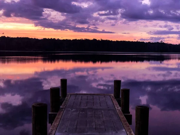 Завораживающий Фиолетовый Закат Над Берегом Озера Пирсом — стоковое фото