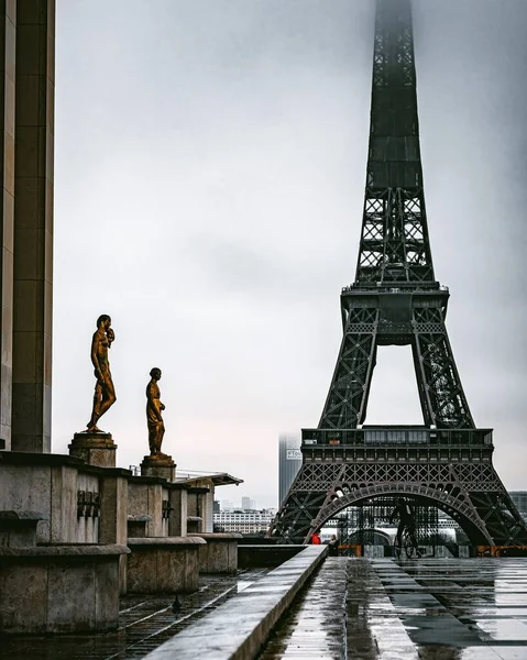 Trocadero Meydanı Ndan Eyfel Kulesi Nin Tüm Ihtişamıyla Dikey Görüntüsü — Stok fotoğraf