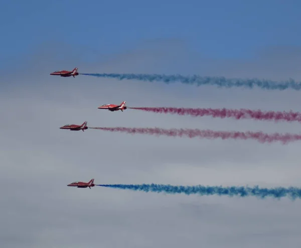 Una Vista Los Aviones Dejando Humo Rojo Azul Cielo —  Fotos de Stock