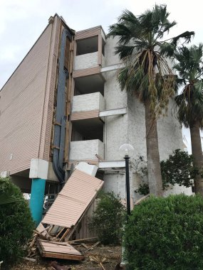 Harvey Kasırgası 'ndan sonra hasar gören bir binanın dikey görüntüsü.