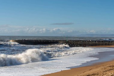 West Bay, Dorset, İngiltere 'deki sahilin manzarası.