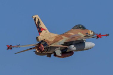 Mavi gökyüzünün arka planında savaşan bir savaşçı