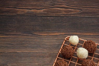 Brezilya Brigadeiro ve Beiginho çikolatalarının fotokopi alanı olan bir ağ tabağında üst düzey görüntüsü.