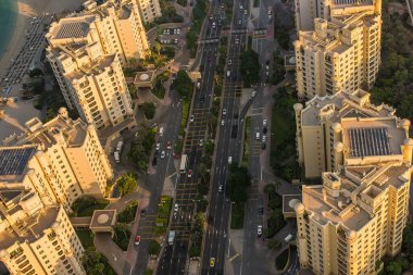 Sisli gündoğumunda yüksek binaları olan bir şehir manzarası