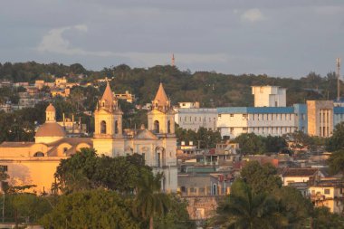 San Pedro Havari Katolik Versay Kilisesi ve İspanya Doğum Hastanesi 'nin havadan çekilmiş bir fotoğrafı.
