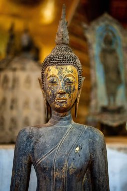 Luang Prabang, Laos, Güneydoğu Asya 'daki Wat Visoun' da antik bir Buda heykeli.