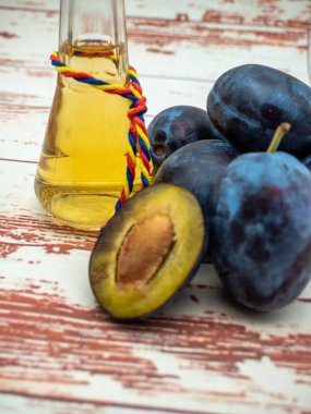 Tzuica adlı Romen erikli alkollü içeceğinin dikey görüntüsü.