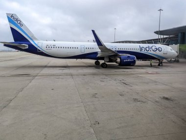 Hindistan 'daki Kempegowda Uluslararası Havalimanı Bengaluru' daki T1 terminalindeki Indigo uçağı.