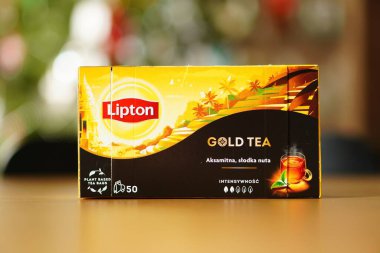 Masadaki Lipton marka altın çayın yumuşak odağı.