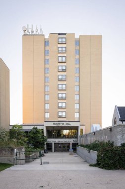 Kanada, Manitoba 'daki Brandon Üniversitesi' ndeki McMaster Hall 'un dikey çekimi.