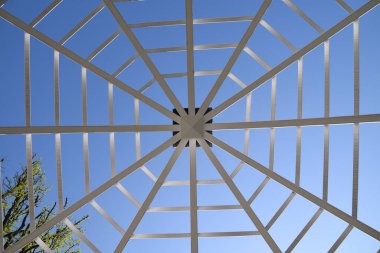 Bir binanın içinde bir örümcek ağı biçiminde tavan penceresinin düşük açılı görüntüsü