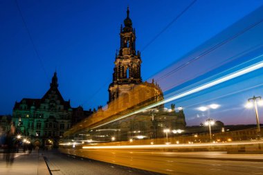 Kutsal Üçleme Katedrali, Dresden 'in geceleri uzun süre açık kalması.