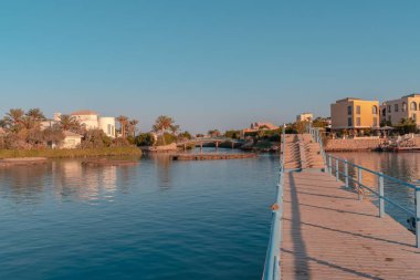 El Gouna 'da bir köprü manzarası. Mısır, arka planda palmiye ağaçları ve evler manzaralı