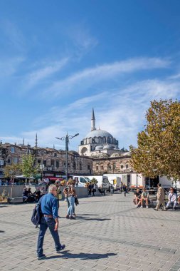 Güneşli bir günde şehrin tarihi yapılarından keyif alan turistler dikey çekim yapıyorlar.