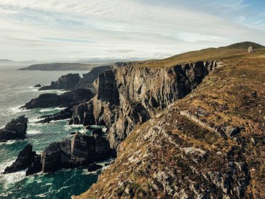 Deniz kıyısındaki uçurumların havadan görünüşü
