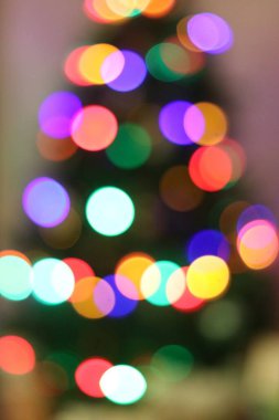 Bulanık bir Noel ağacındaki Bokeh ışıkları