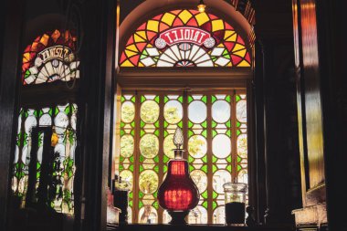 Küba, Matanzas Eczacılık Müzesi 'nin renkli bir penceresine yakın plan.