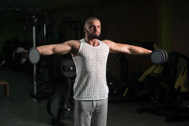 Spor salonunda çalışan çekici bir fitness modelinin portresi.