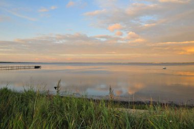 Huzurlu göl üzerinde büyüleyici gün batımı gökyüzü