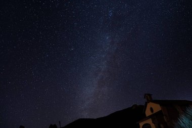 Gece gökyüzünde Samanyolu 'nun alçak açılı bir görüntüsü.