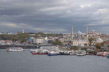 Türkiye 'nin İstanbul kentinde denizde yüzen beyaz teknelerin yüksek açılı görüntüsü