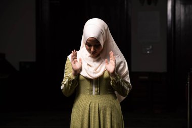Cami içinde İslami Uzun Başörtüsü takan Kafkas Müslüman bir kadının portresi.