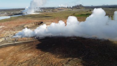 Gunnuhver Kaplıcaları 'nın güneybatı İzlanda' da güneşli bir günde çekilmiş insansız hava aracı görüntüsü.