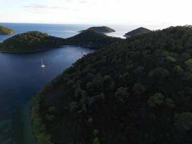 Manzaralı bir kuş bakışı, sakin denizde yüzen teknelerin manzarası.