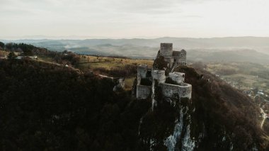 Bosna-Hersek 'teki Srebrenik kalesinin hava manzarası