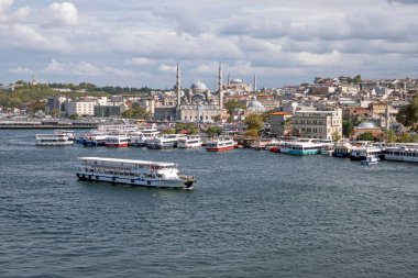 Türkiye 'nin İstanbul kentinde denizde yüzen beyaz teknelerin yüksek açılı görüntüsü