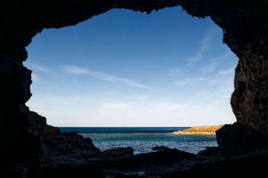 İspanya 'nın Alicante kıyısındaki Cave Cova Tallada kayalarının deniz manzarası.