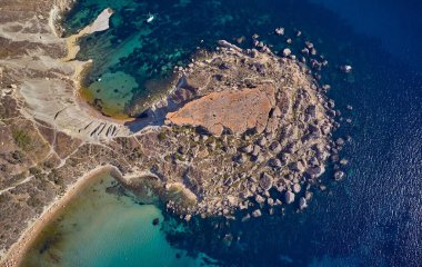 Mgarr, Malta 'da güneşli bir günde Gnejna ve Ghajn Tuffieha Körfezi' nin insansız hava aracı görüntüleri.