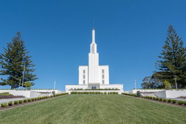 Hamilton Yeni Zelanda tapınağının düşük açılı bir görüntüsü güneşli bir günde açık gökyüzü arka planıyla