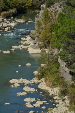 İspanya, Aragon, Huesca 'daki Mallos de Riglos Gallego nehrinin güzel manzarası.