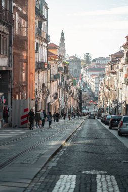 Porto, Portekiz 'de tarihi bir caddenin dikey çekimi