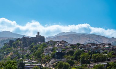 Cirokaster 'ın arka plandaki eski kasabasının havadan görüntüsü.