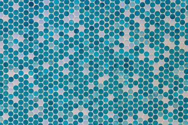 Yüzme havuzunda seramik bir mozaik, pürüzsüz bir doku.