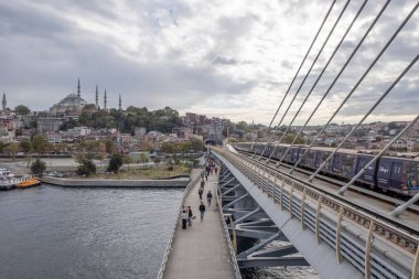 Türkiye 'nin İstanbul kentindeki Haliç metro köprüsünün yüksek açılı görüntüsü