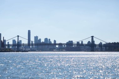 Brooklyn Köprüsü ve Manhattan 'ın New York City, ABD' deki deniz manzarası..