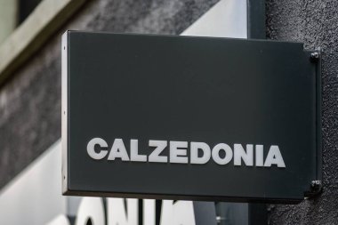 Londra 'nın batısındaki işlek bir dükkanın önündeki Calzedonia tabelası.