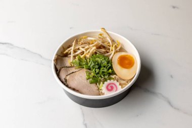 Mermer masada lezzetli bir etli şehriye çorbası kasesi.